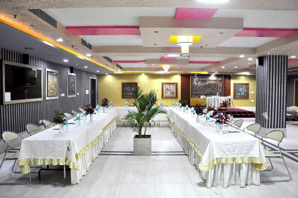 Sun Hotel Agra Buitenkant foto