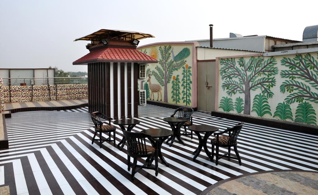 Sun Hotel Agra Buitenkant foto