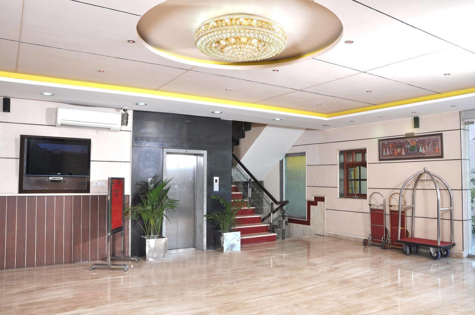 Sun Hotel Agra Buitenkant foto