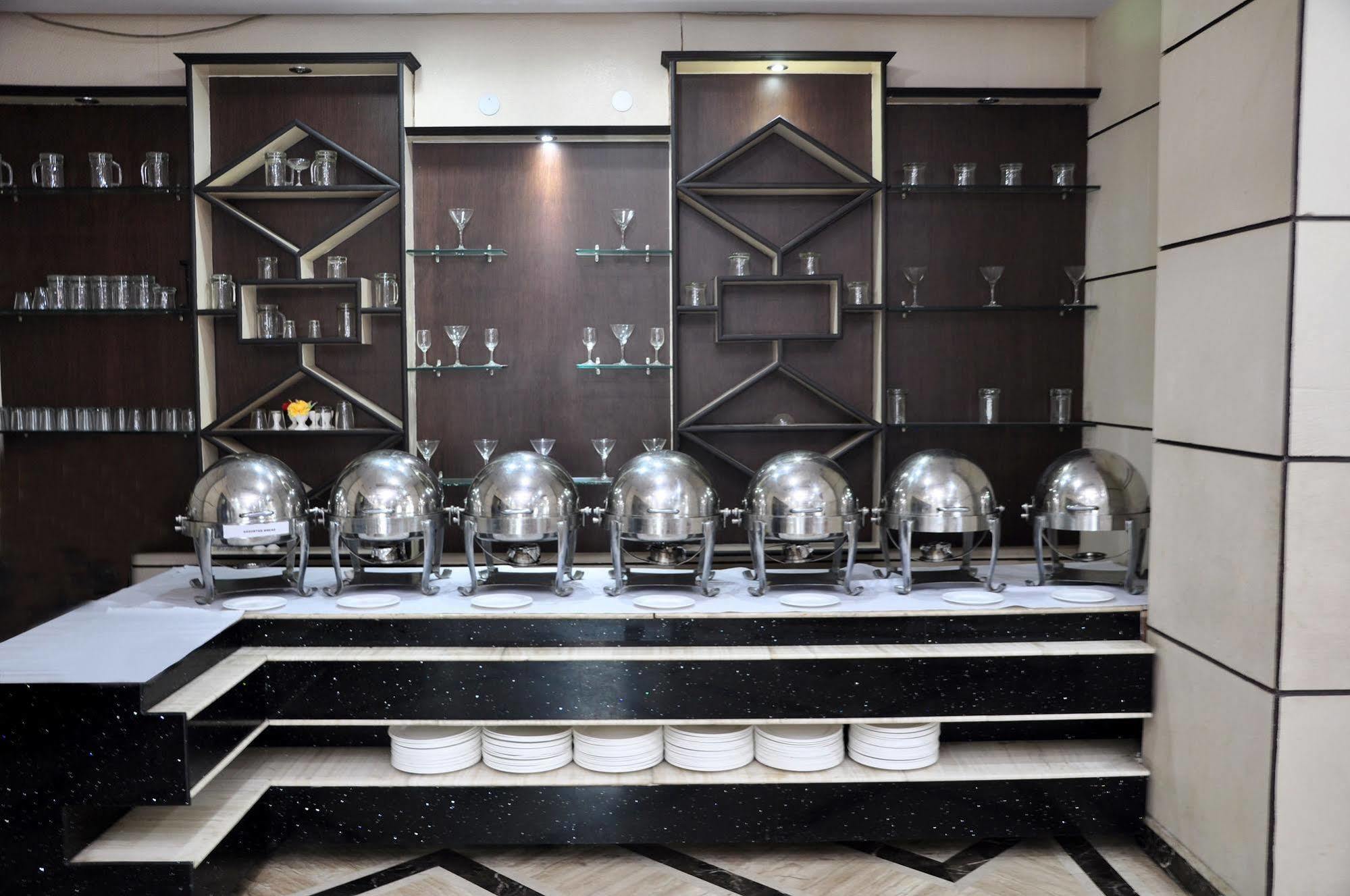 Sun Hotel Agra Buitenkant foto