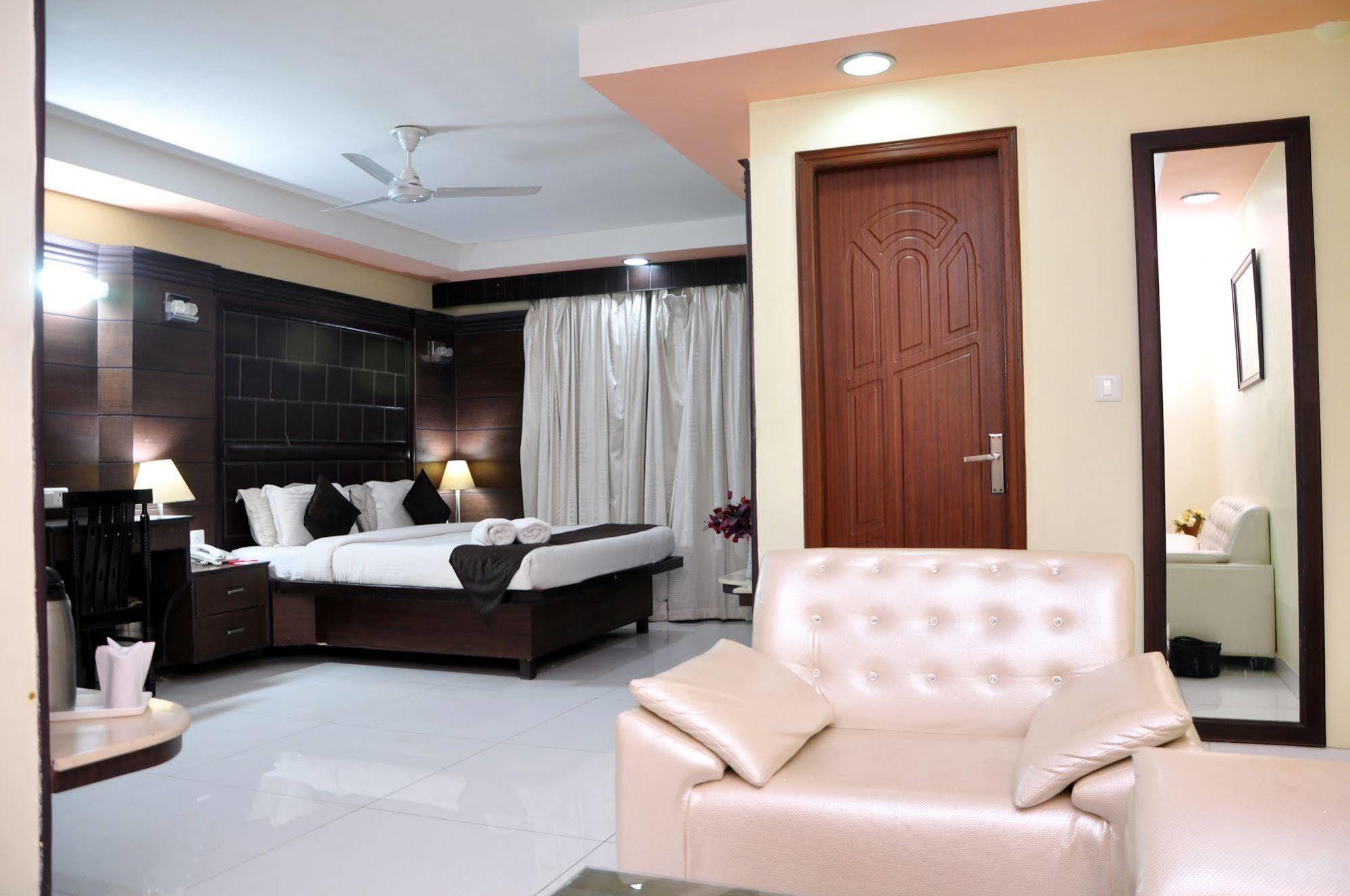 Sun Hotel Agra Buitenkant foto