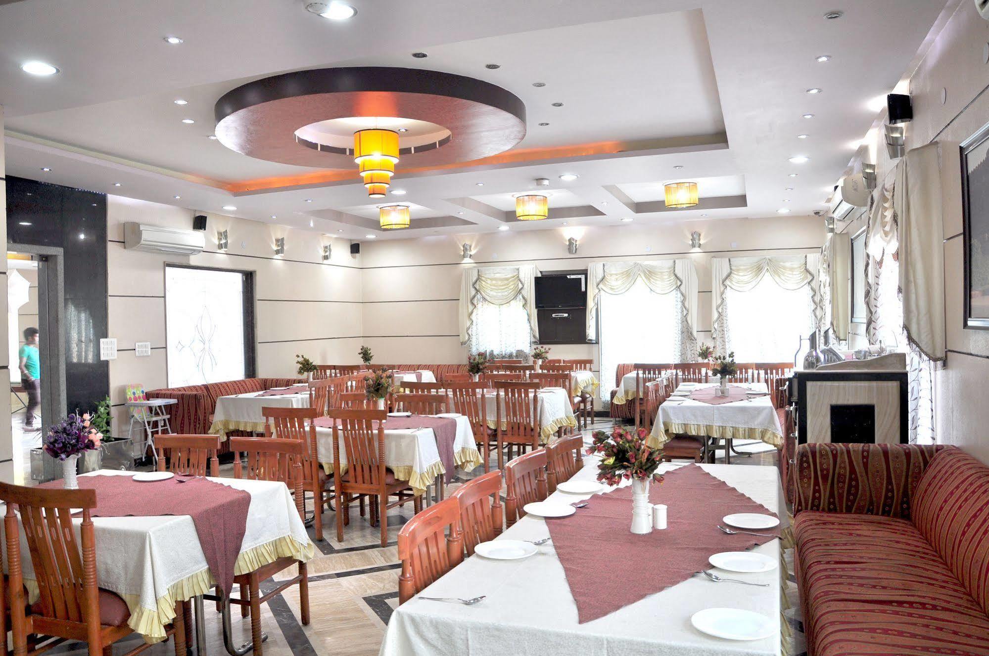 Sun Hotel Agra Buitenkant foto
