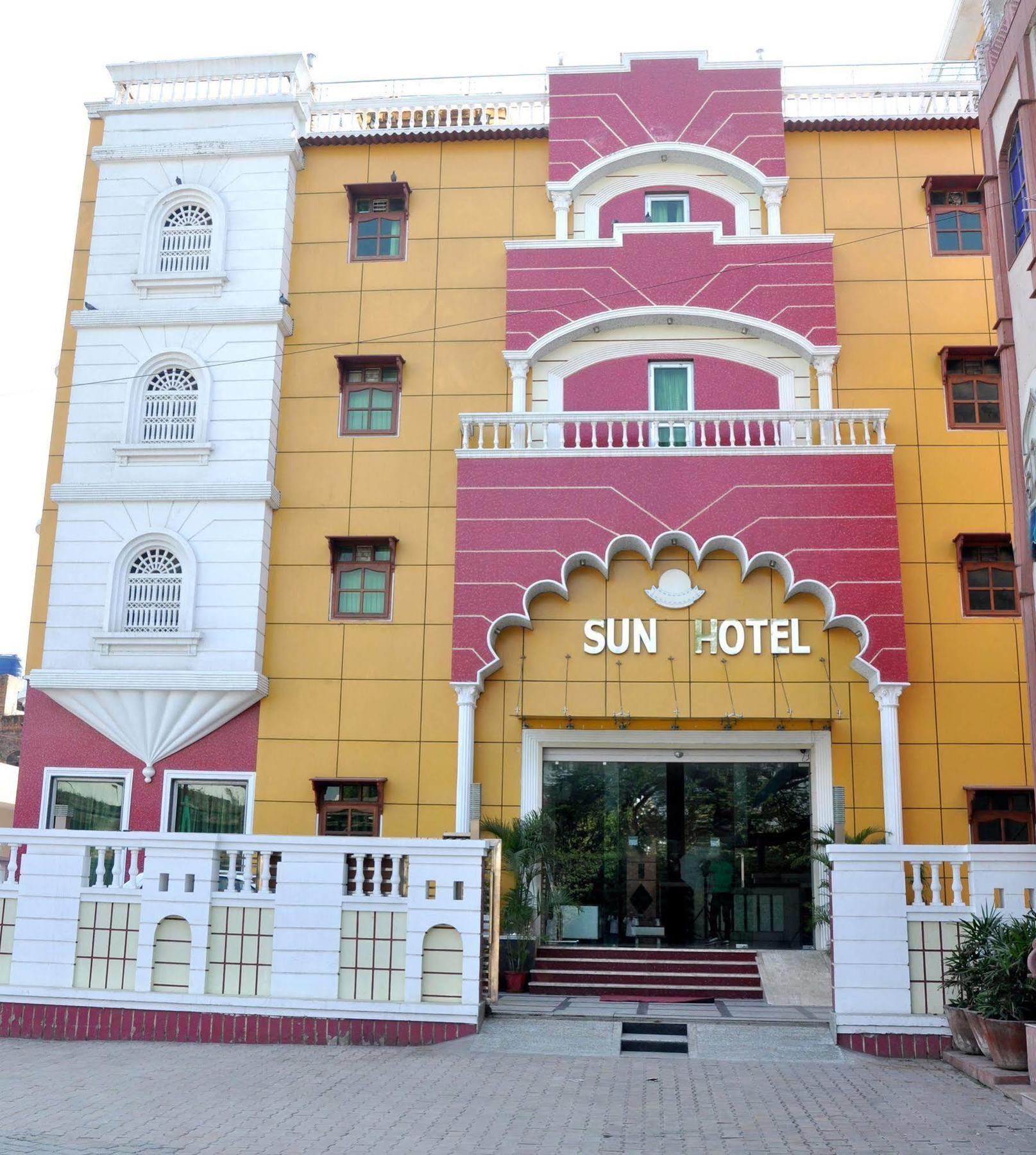 Sun Hotel Agra Buitenkant foto