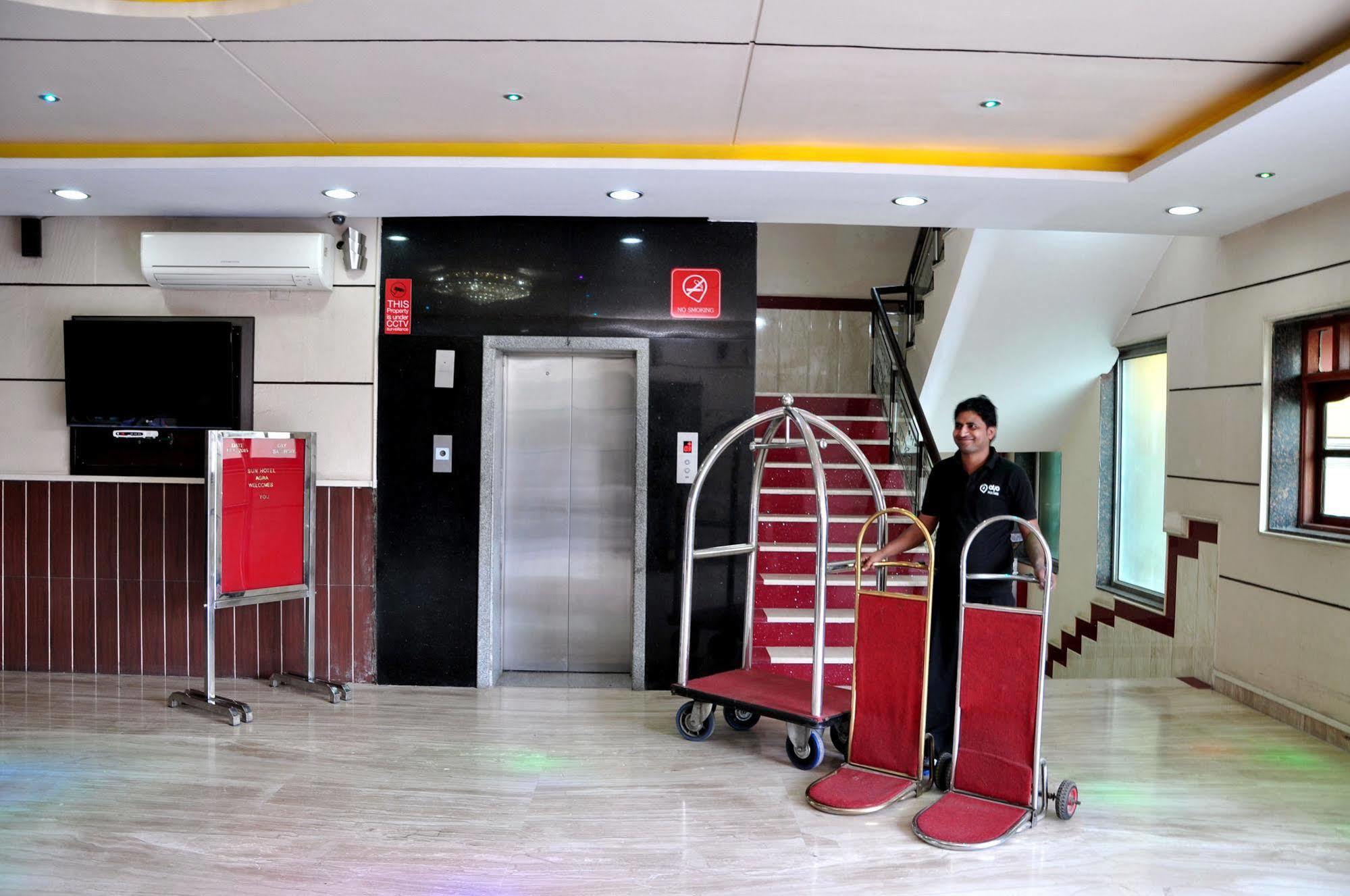 Sun Hotel Agra Buitenkant foto