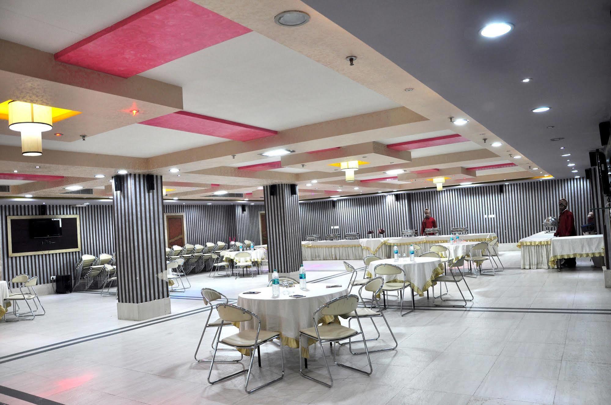 Sun Hotel Agra Buitenkant foto